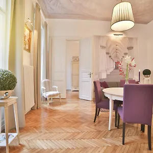 nadis-home-heart-of-budapest.inbudapesthotels.com/