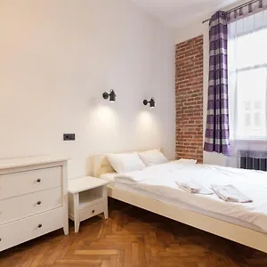 https://white-flat-on-chernomorska-str.hotelslviv.net