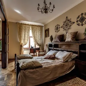 https://apartment-on-rynok-square-30.hotelslviv.net